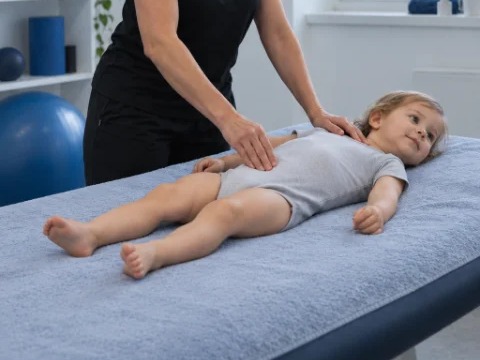 Cvičenie na podporu psychomotorického vývoja bábätka s fyzioterapeutkou